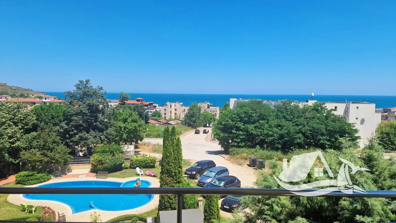 Obývačka; drevená podlaha, prirodzené svetlo, moderný štýl