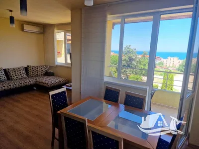 Kuchyňa; kuchynské spotrebiče, drevená podlaha, prirodzené svetlo, moderný štýl