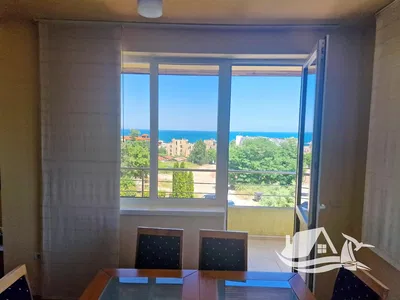 Kuchyňa; kuchynské spotrebiče, drevená podlaha, prirodzené svetlo, moderný štýl