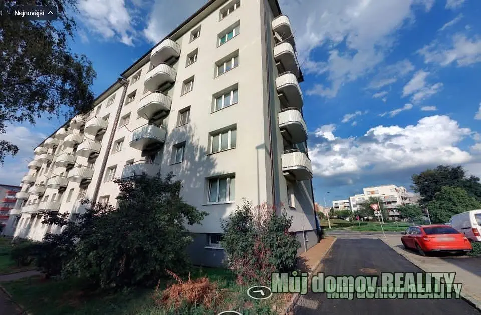 Cozinha; eletrodomésticos, chão de madeira, luz natural, estilo moderno