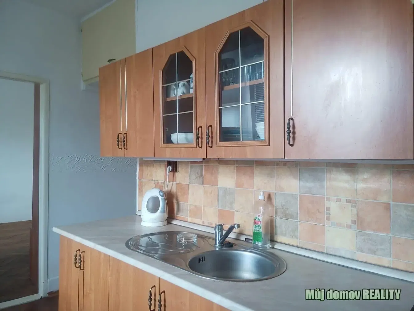 Sala de estar; chão de madeira, luz natural, estilo moderno, teto alto