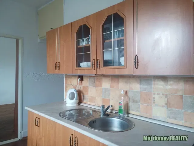 Хол; дървен под, естествена светлина, модерен стил, високи тавани