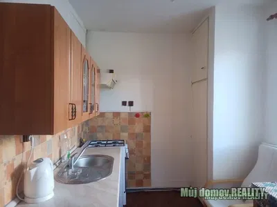 Sala de estar; chão de madeira, luz natural, estilo moderno