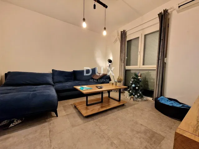 Кухиња; кухињски апарати, дрвени под, природно светло, модерни стил