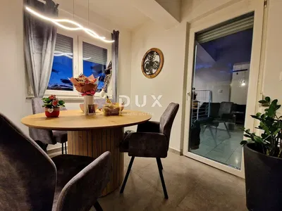 Кухиња; кухињски апарати, дрвени под, природно светло, модерни стил