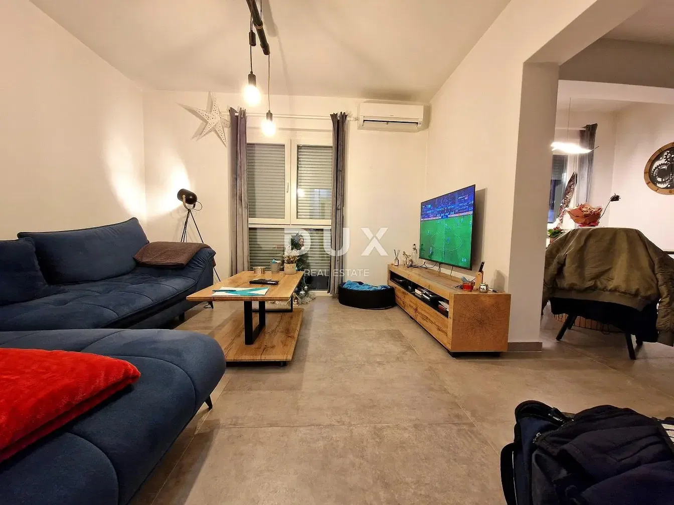 Кухиња; кухињски апарати, дрвени под, природно светло, модерни стил