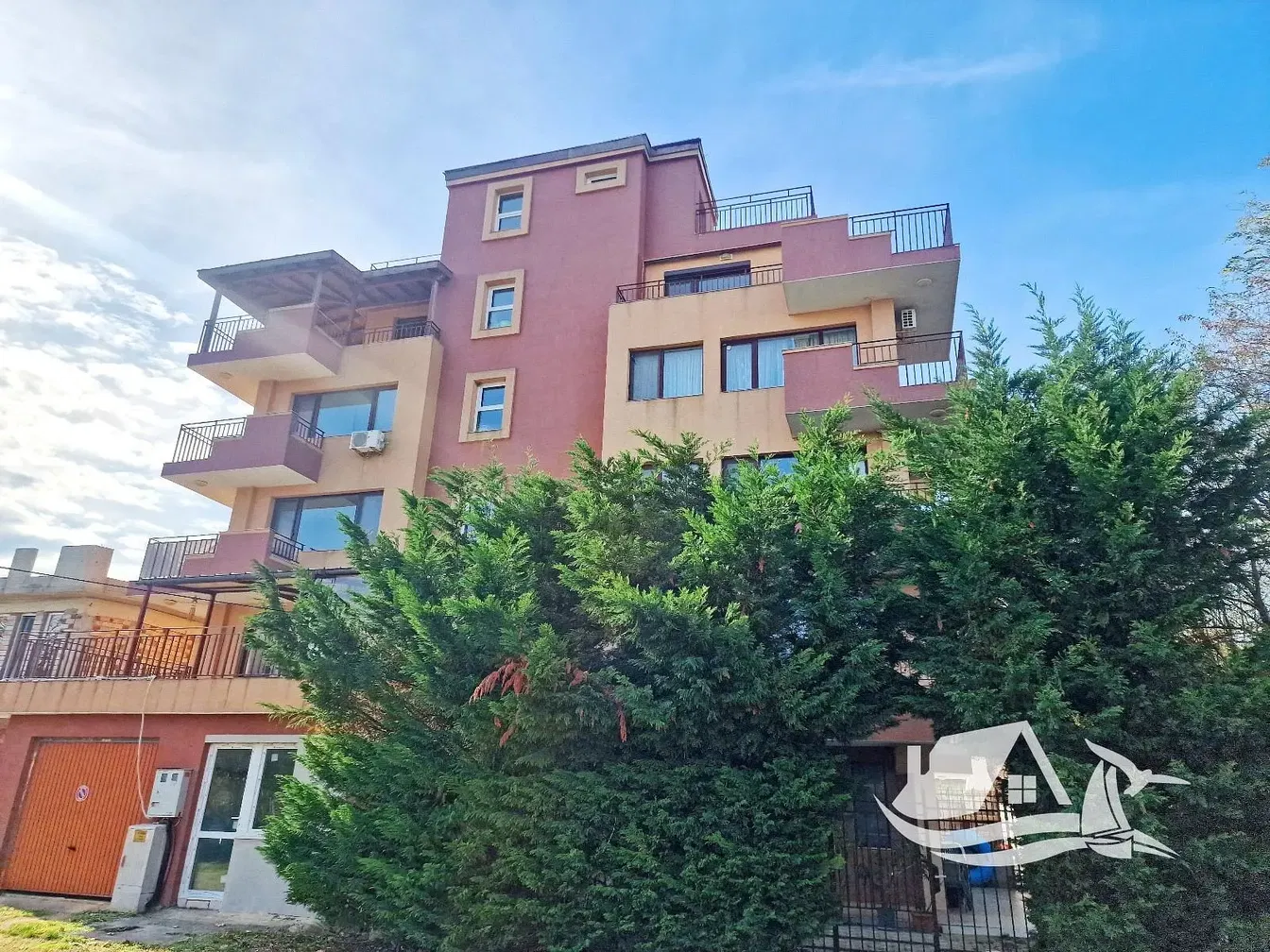 Дневна соба; дрвени под, природно светло, модерни стил