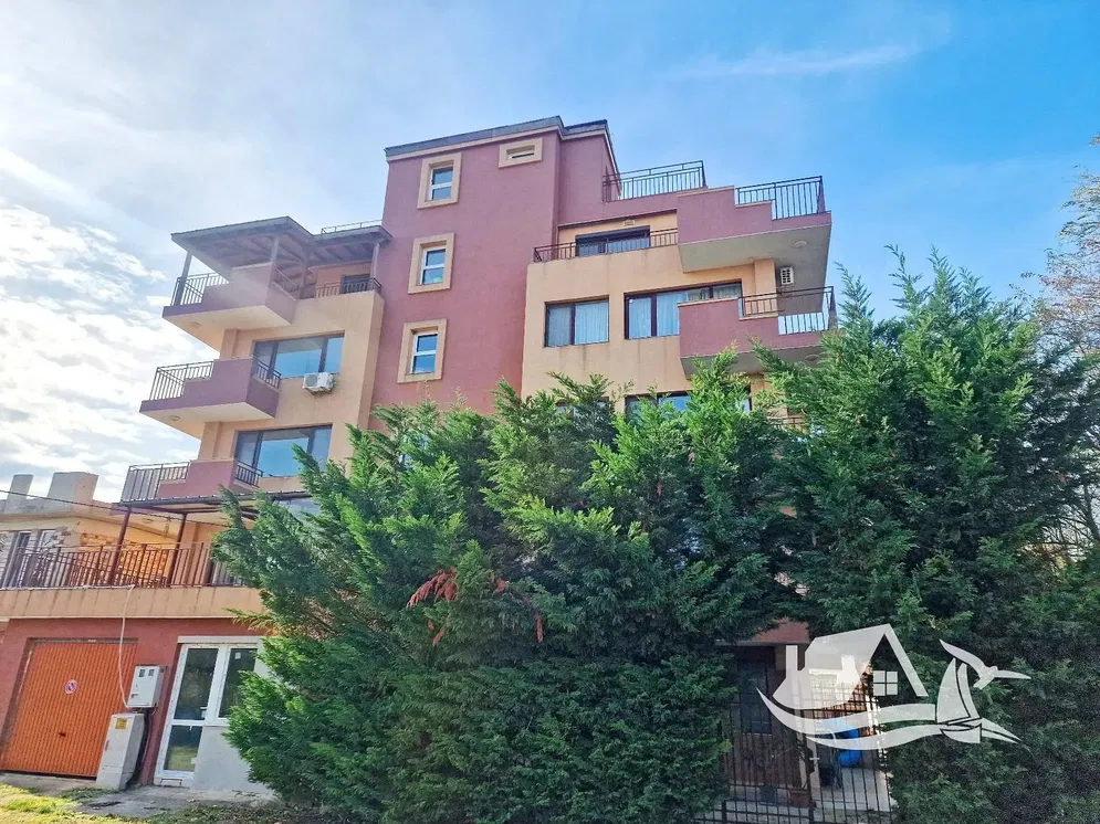 Дневна соба; дрвени под, природно светло, модерни стил