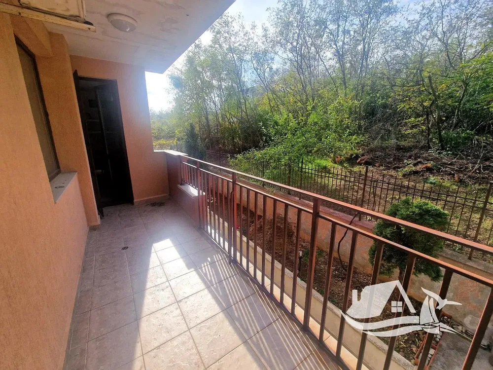 Кухиња; кухињски апарати, дрвени под, природно светло, модерни стил