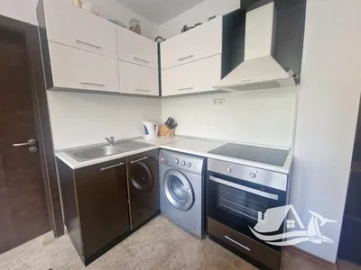 Кухиња; кухињски апарати, дрвени под, природно светло, модерни стил