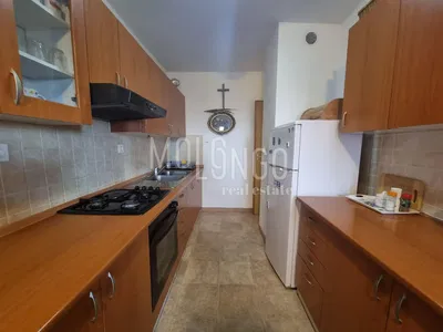 Küche; küchengeräte, holzboden, tageslicht, moderner stil