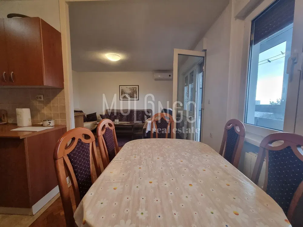 Küche; küchengeräte, holzboden, tageslicht, moderner stil