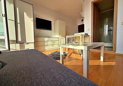 Кухиња; кухињски апарати, дрвени под, природно светло, модерни стил