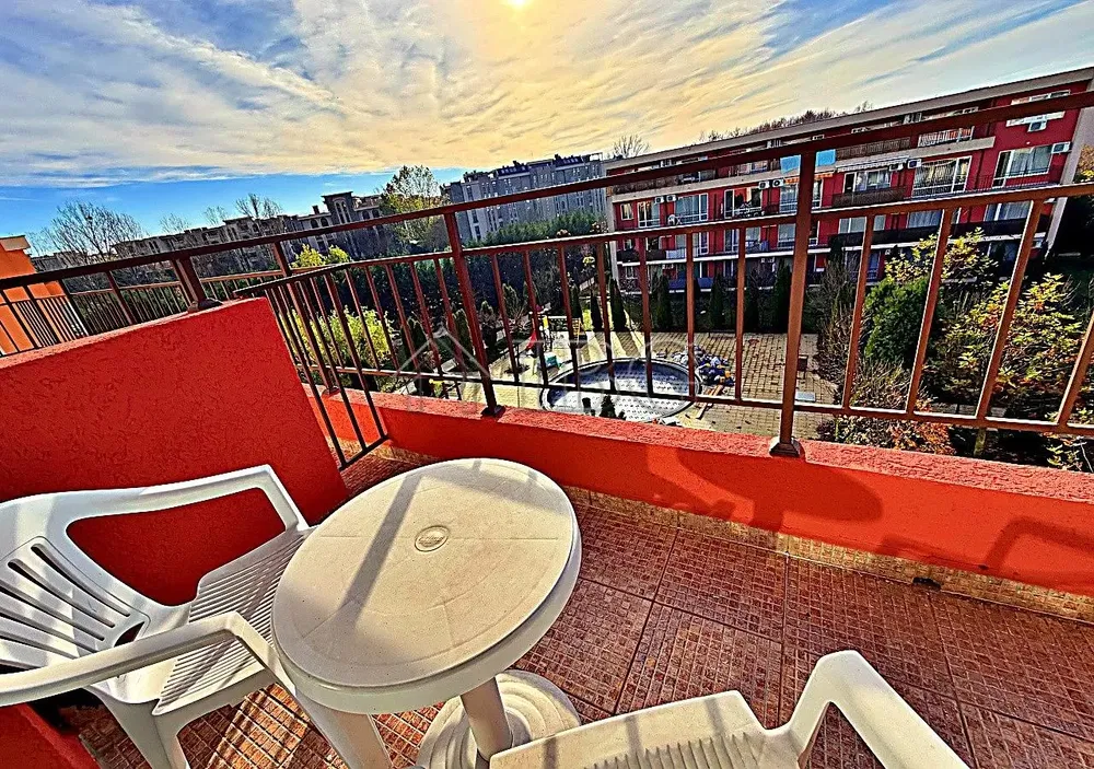 Кухиња; кухињски апарати, дрвени под, природно светло, модерни стил