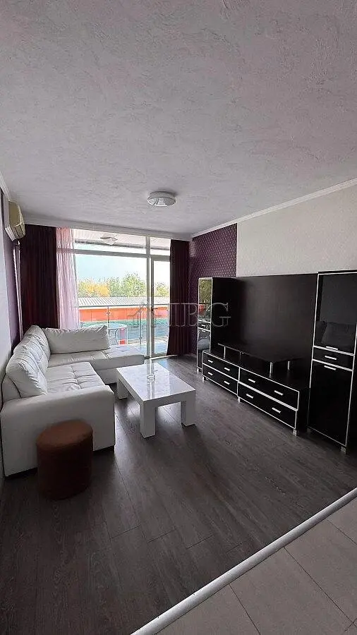 Кухиња; кухињски апарати, дрвени под, природно светло, модерни стил