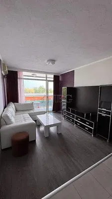 Кухиња; кухињски апарати, дрвени под, природно светло, модерни стил