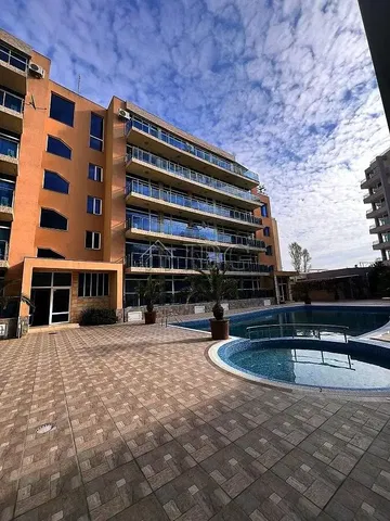 Кухиња; кухињски апарати, дрвени под, природно светло, модерни стил