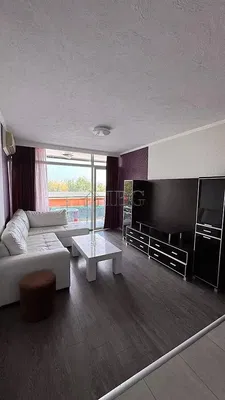 Кухиња; кухињски апарати, дрвени под, природно светло, модерни стил