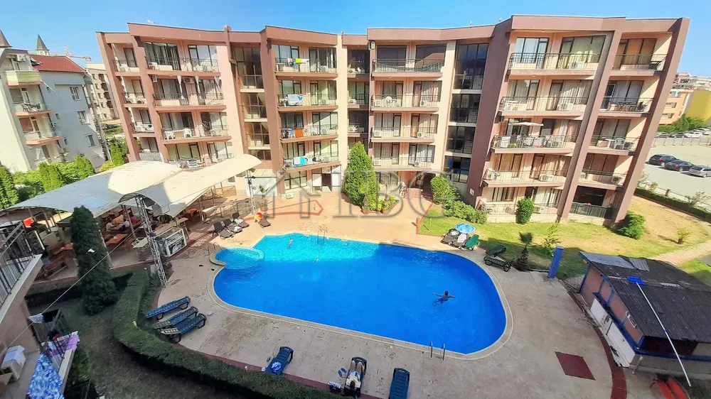 Кухиња; кухињски апарати, дрвени под, природно светло, модерни стил