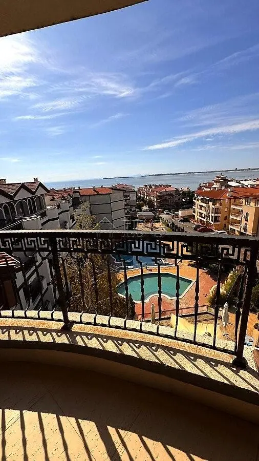 Кухиња; кухињски апарати, дрвени под, природно светло, модерни стил