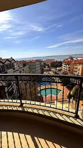 Кухиња; кухињски апарати, дрвени под, природно светло, модерни стил