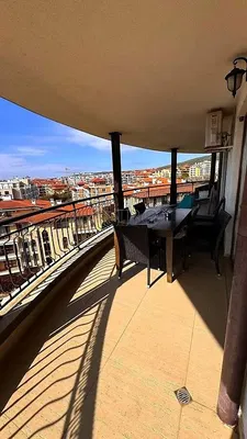 Кухиња; кухињски апарати, дрвени под, природно светло, модерни стил