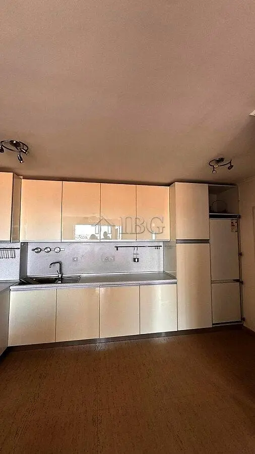 Кухиња; кухињски апарати, дрвени под, природно светло, модерни стил