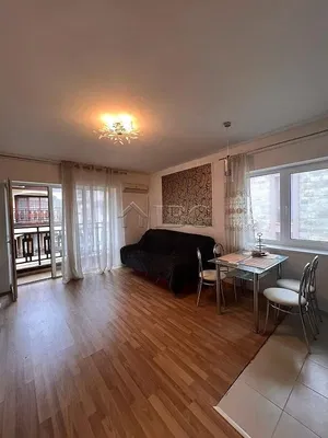 Кухиња; кухињски апарати, дрвени под, природно светло, модерни стил