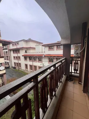 Кухиња; кухињски апарати, дрвени под, природно светло, модерни стил