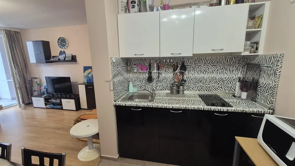 Кухиња; кухињски апарати, дрвени под, природно светло, модерни стил