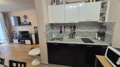 Кухиња; кухињски апарати, дрвени под, природно светло, модерни стил