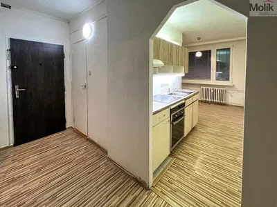 Кухня; кухненски уреди, дървен под, естествена светлина, модерен стил