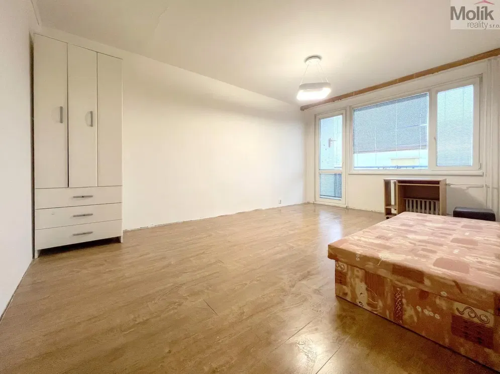 Хол; дървен под, естествена светлина, модерен стил