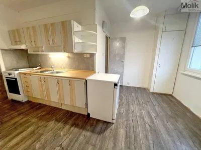 Кухня; кухненски уреди, дървен под, естествена светлина, модерен стил