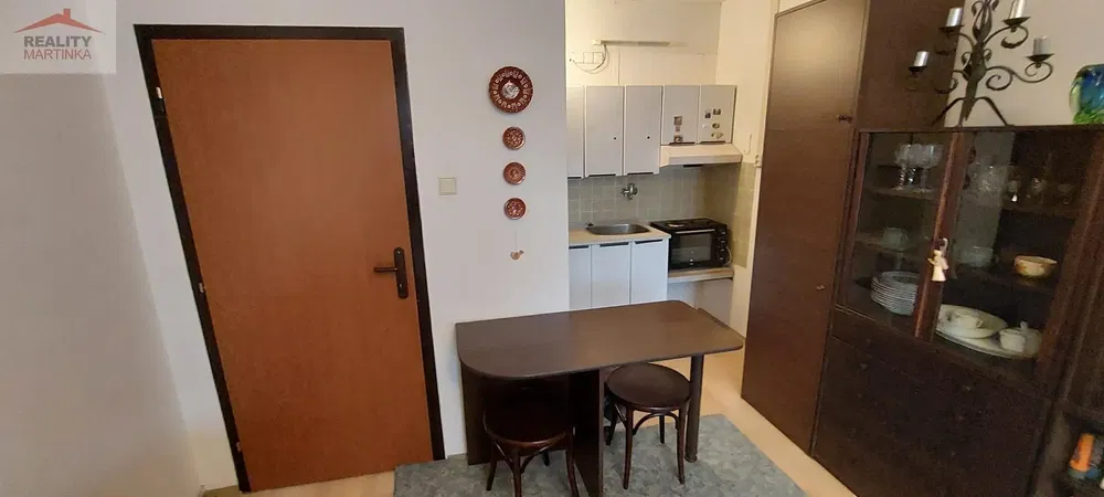 Küche; küchengeräte, holzboden, tageslicht, moderner stil