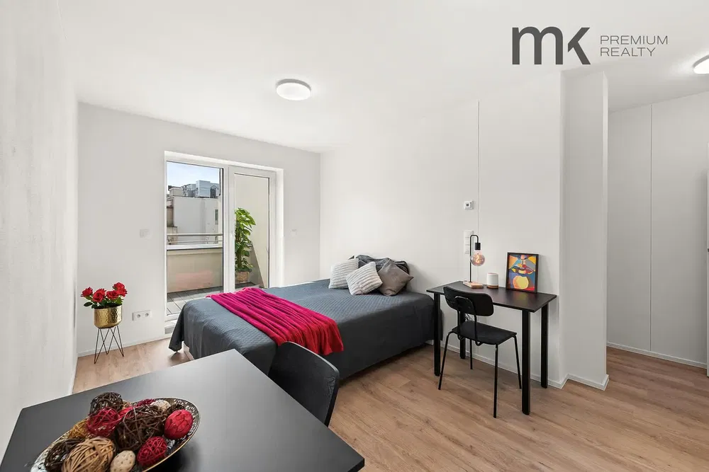 Кухня; кухненски уреди, дървен под, естествена светлина, модерен стил