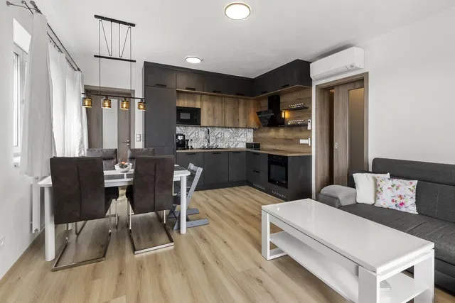 Хол; дървен под, естествена светлина, модерен стил