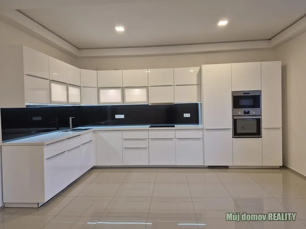 Woonkamer; houten vloer, natuurlijk licht, moderne stijl