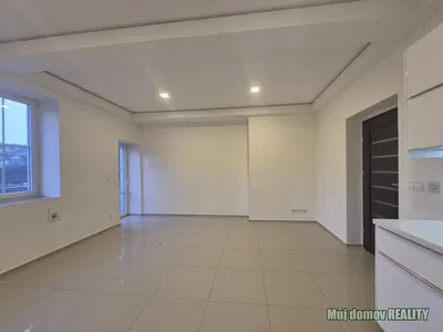 Woonkamer; houten vloer, natuurlijk licht, moderne stijl, hoge plafonds