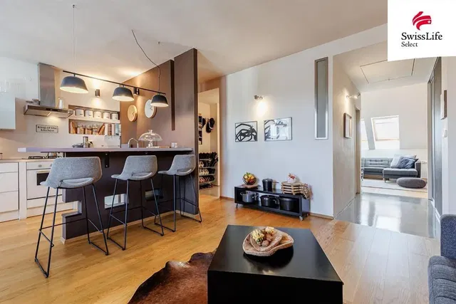 Living room; wood floor, natural light, modern style, high ceiling