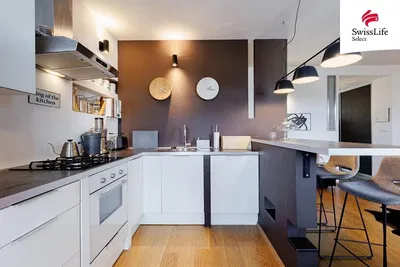 Obývací pokoj; dřevěná podlaha, přirozené světlo, moderní styl