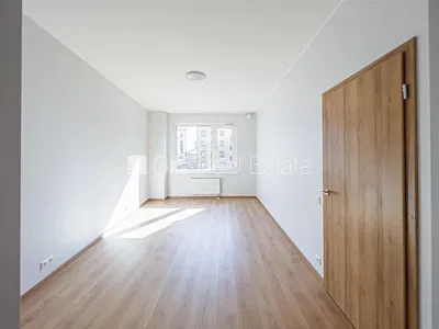 Wohnzimmer; holzboden, tageslicht, moderner stil