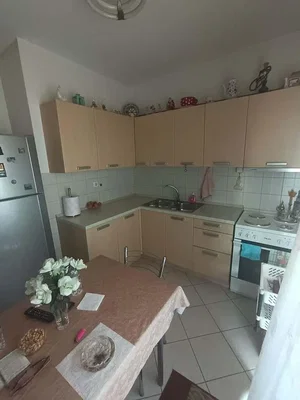 Cuisine; électroménager, parquet, lumière naturelle, style moderne