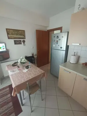 Cuisine; électroménager, parquet, lumière naturelle, style moderne