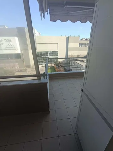 Кухиња; кухињски апарати, плочице, природно светло, модерни стил