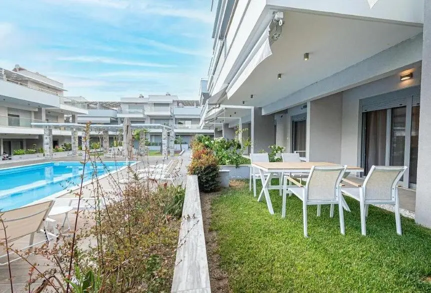 Kuchyně; kuchyňské spotřebiče, dřevěná podlaha, přirozené světlo, moderní styl