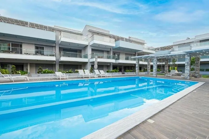 Kuchyně; kuchyňské spotřebiče, dřevěná podlaha, přirozené světlo, moderní styl