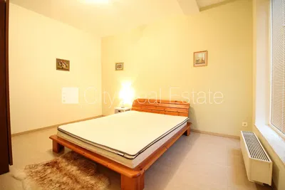 Kuchyně; kuchyňské spotřebiče, dřevěná podlaha, přirozené světlo, moderní styl