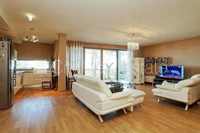 Cozinha; eletrodomésticos, chão de madeira, luz natural, estilo moderno