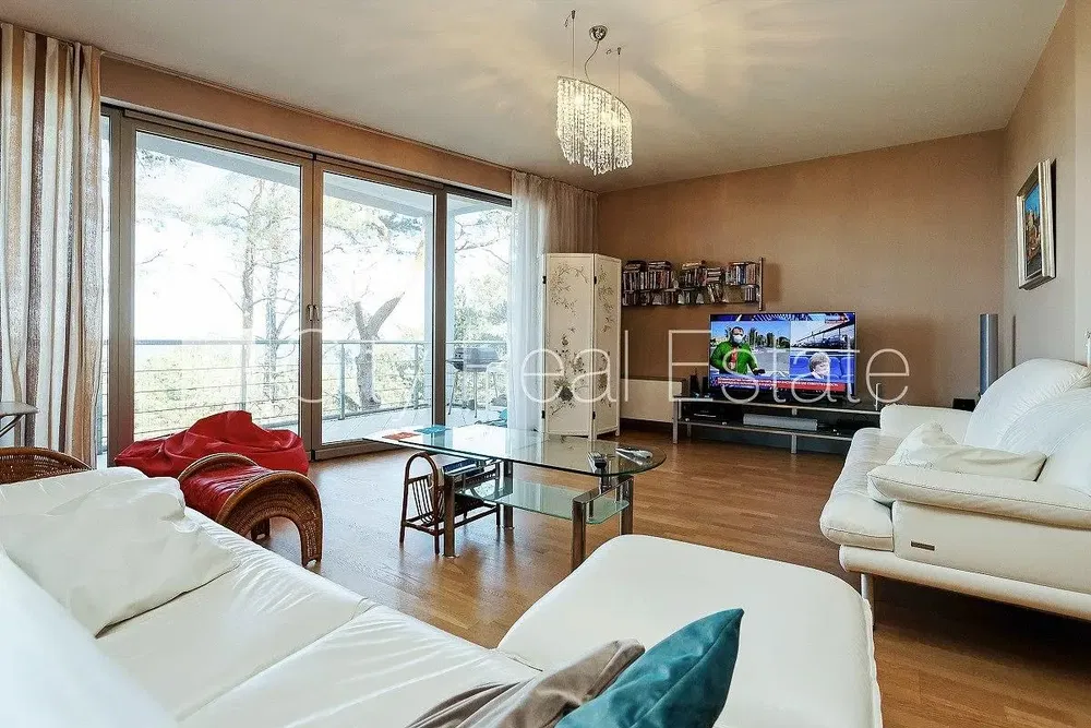 Cozinha; eletrodomésticos, chão de madeira, luz natural, estilo moderno